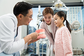 母亲带着女儿看牙医
