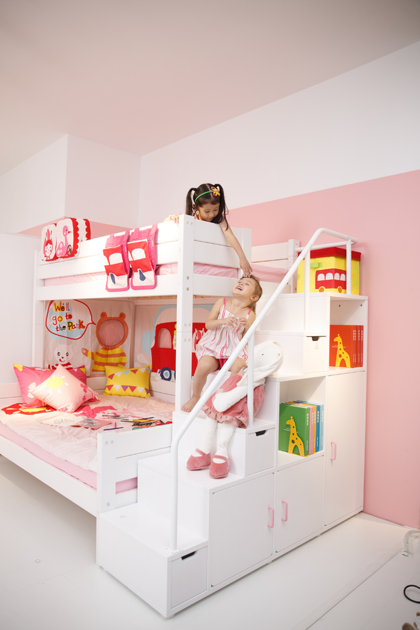 可爱的小女孩在卧室玩耍照片 可爱的小女孩在卧室玩耍照片