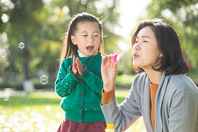 幸福家庭户外郊游