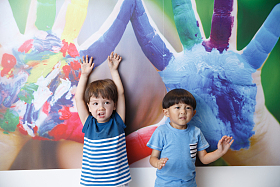 两个小男孩在卧室玩耍