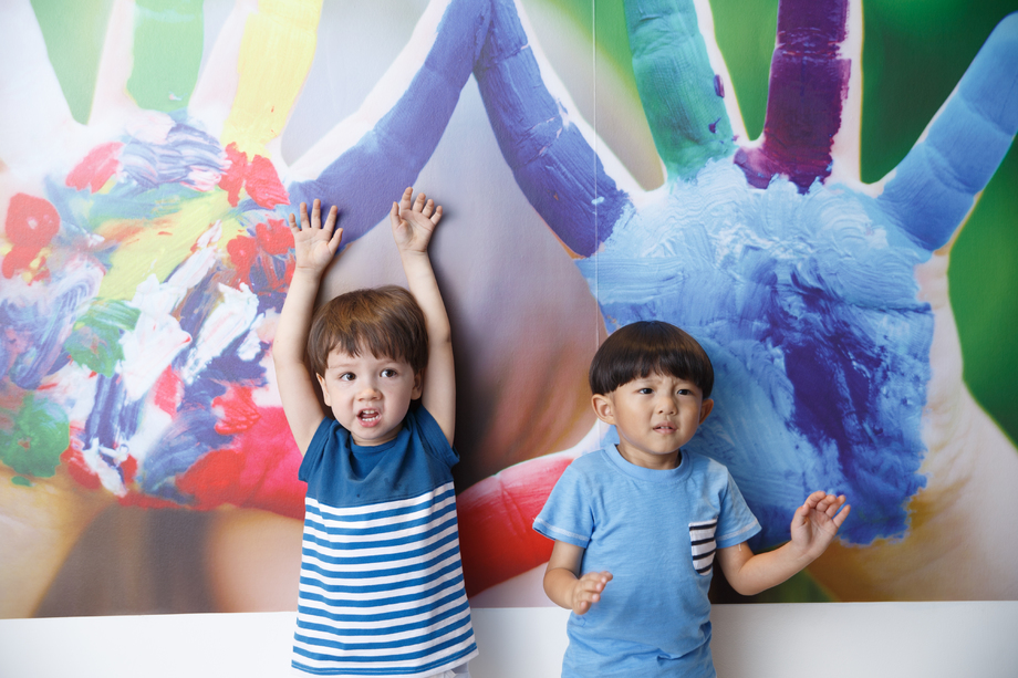 两个小男孩在卧室玩耍 两个小男孩在卧室玩耍