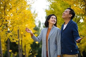 亲密的青年情侣图片