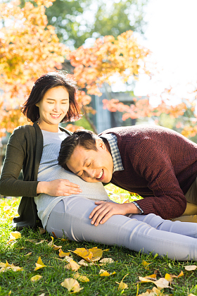 丈夫陪着怀孕的妻子在户外
