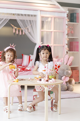 可爱的小女孩在卧室玩耍图片