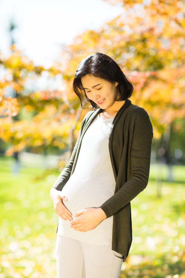 年轻的孕妇在户外 年轻的孕妇在户外