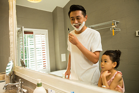 爸爸和女儿在卫生间玩耍图片