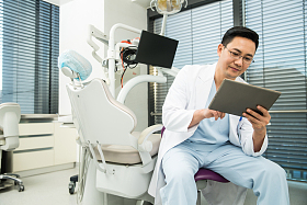 中年牙科医生照片