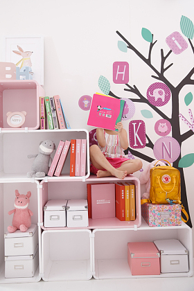 可爱的小女孩在学习