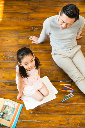爸爸辅导女儿做作