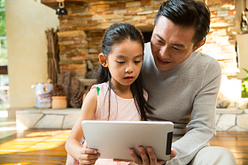 爸爸和女儿使用平板电脑