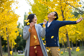 亲密的青年情侣