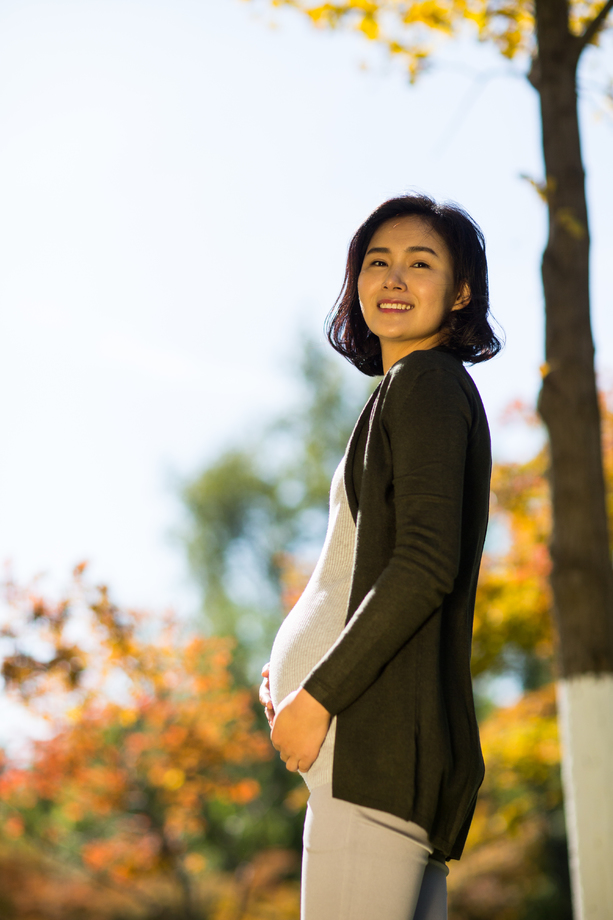 年轻的孕妇在户外图片