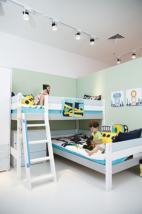 儿童在床上玩耍