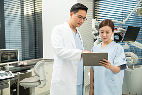 男牙医和女牙医助手图片