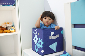 可爱的小男孩在玩耍