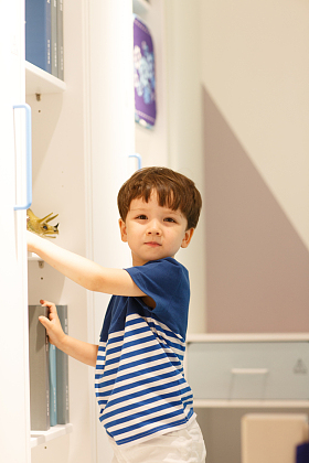 可爱的小男孩在游戏室图片