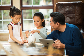 父亲指导两个女儿理财图片