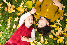 可爱的儿童在户外