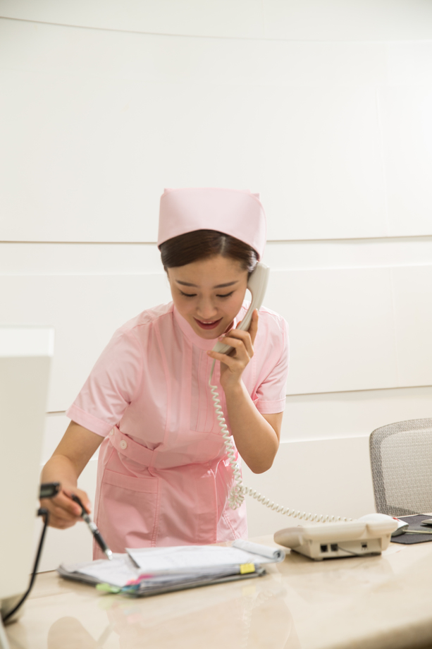 年轻女护士在接待处 年轻女护士在接待处