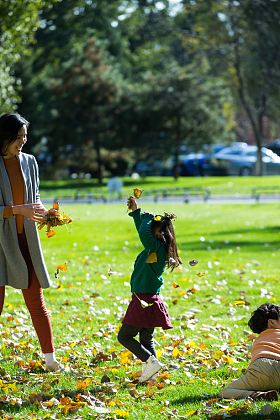 幸福家庭户外玩耍图片