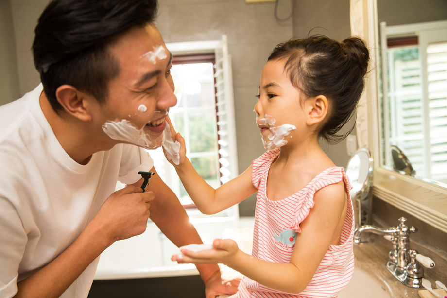 爸爸和女儿在卫生间玩耍图片 爸爸和女儿在卫生间玩耍图片