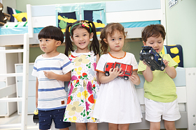 欢乐的儿童在儿童房玩耍图片