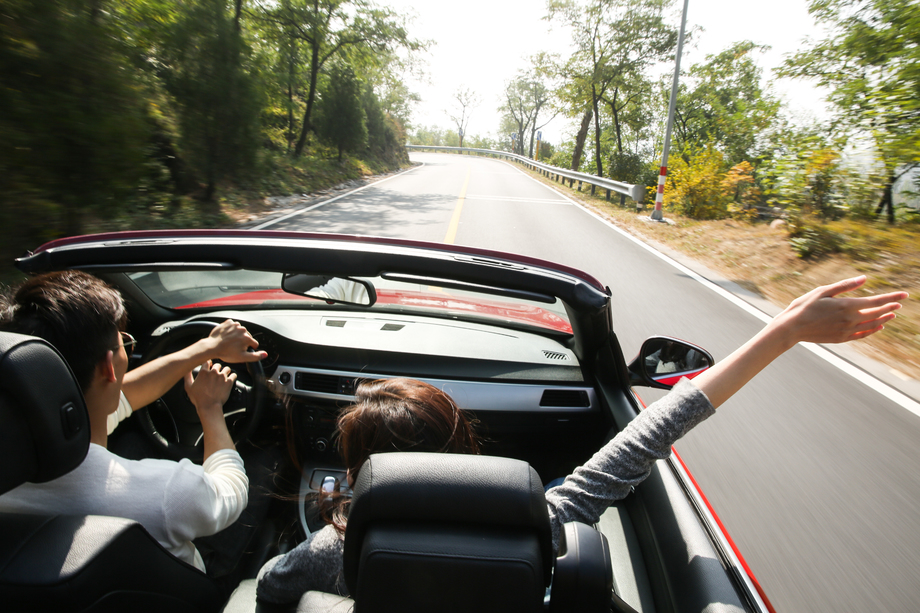 青年男女开车出去旅行图片 青年男女开车出去旅行图片