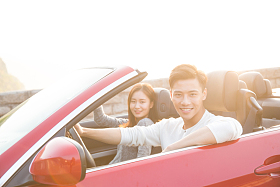 青年男女开车出去旅