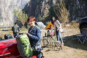 青年男女露营图片