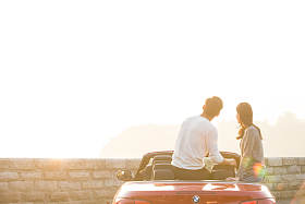 青年男女开车出去旅行图片