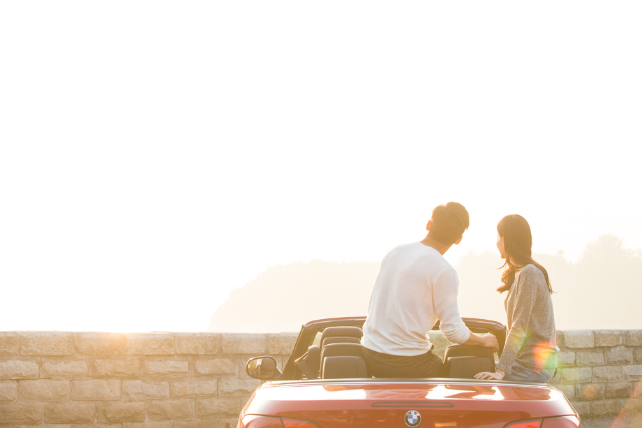 青年男女开车出去旅行图片 青年男女开车出去旅行图片