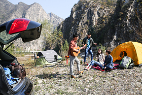 青年男女露营图片