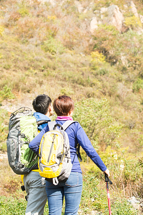 青年男女登山图片