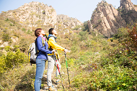 青年男女登山图片