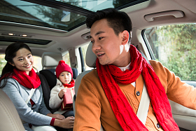 幸福家庭回家过新年照片