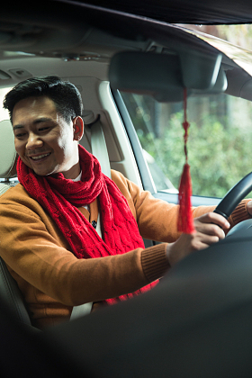 青年男人驾驶汽车
