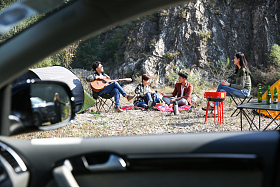 青年男女露营图片