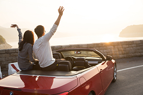 青年男女开车出去旅行照片