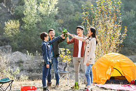 青年男女露营图片