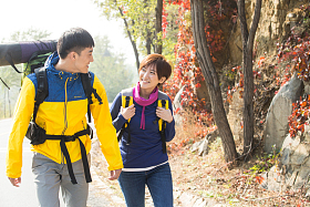 青年男女登山图片