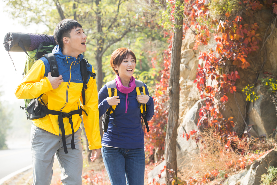 青年男女登山