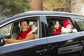 幸福家庭坐在汽车