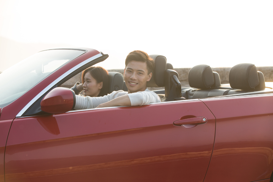 青年男女开车出去旅 青年男女开车出去旅