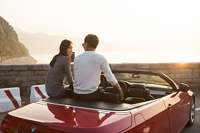 青年男女开车出去旅行照片