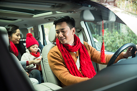 幸福家庭回家过新年照片