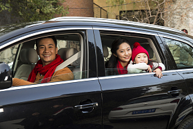 幸福家庭坐在汽车