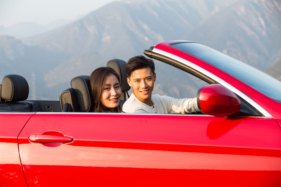 青年男女开车出去旅行照片 青年男女开车出去旅行照片