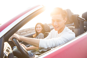 青年男女开车出去旅