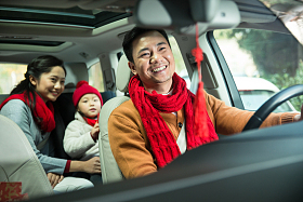 幸福家庭回家过新年图片