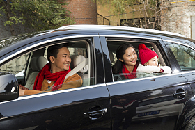 幸福家庭坐在汽车